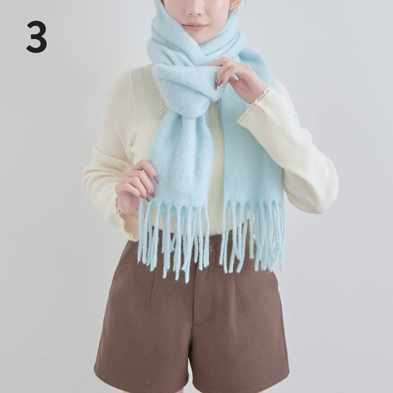 3）できた輪っかに右側のマフラーを上から通す|マフラー巻き方