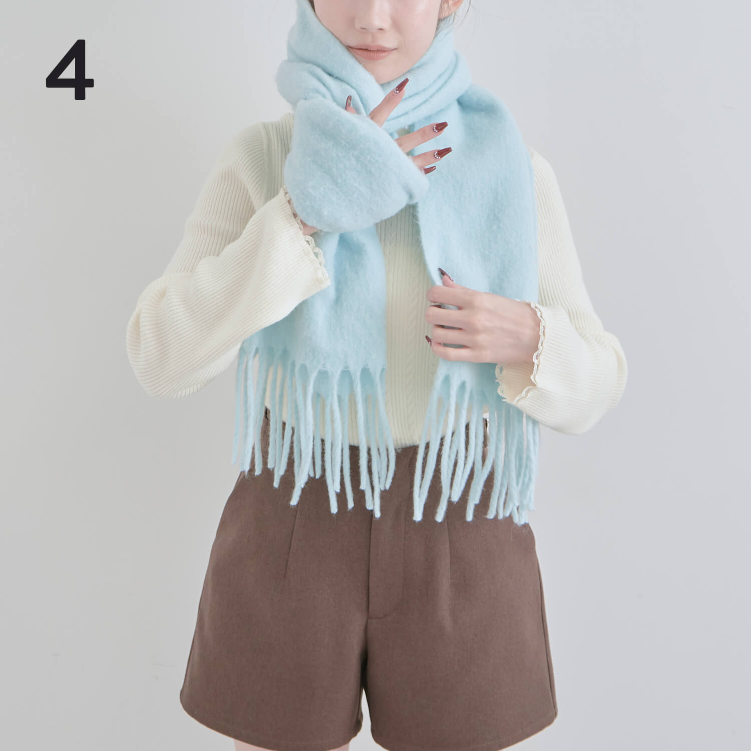 4）もう片方も同様に輪っかに通す|マフラー巻き方