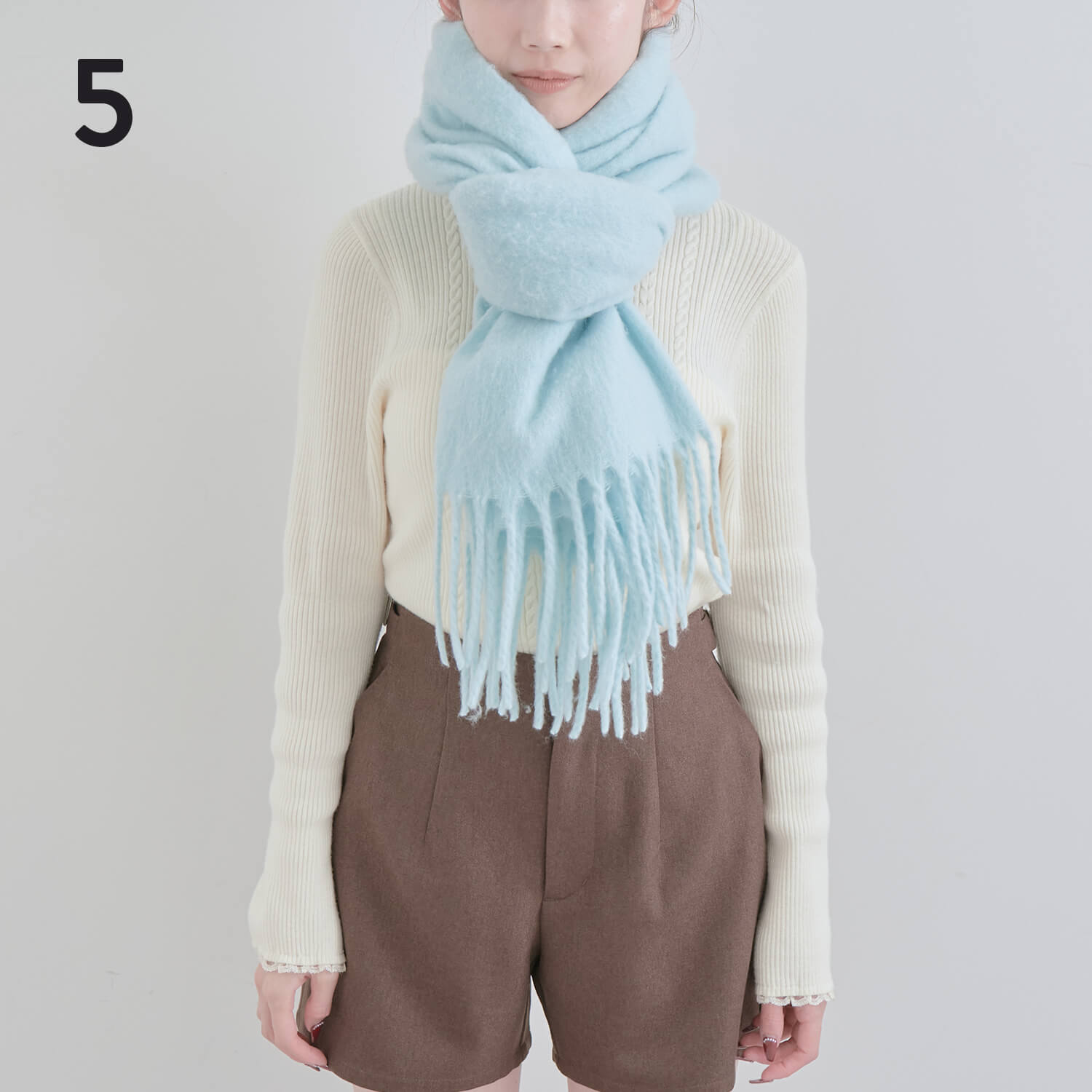 5）下に軽く引っ張り、バランスを整えて完成|マフラー巻き方