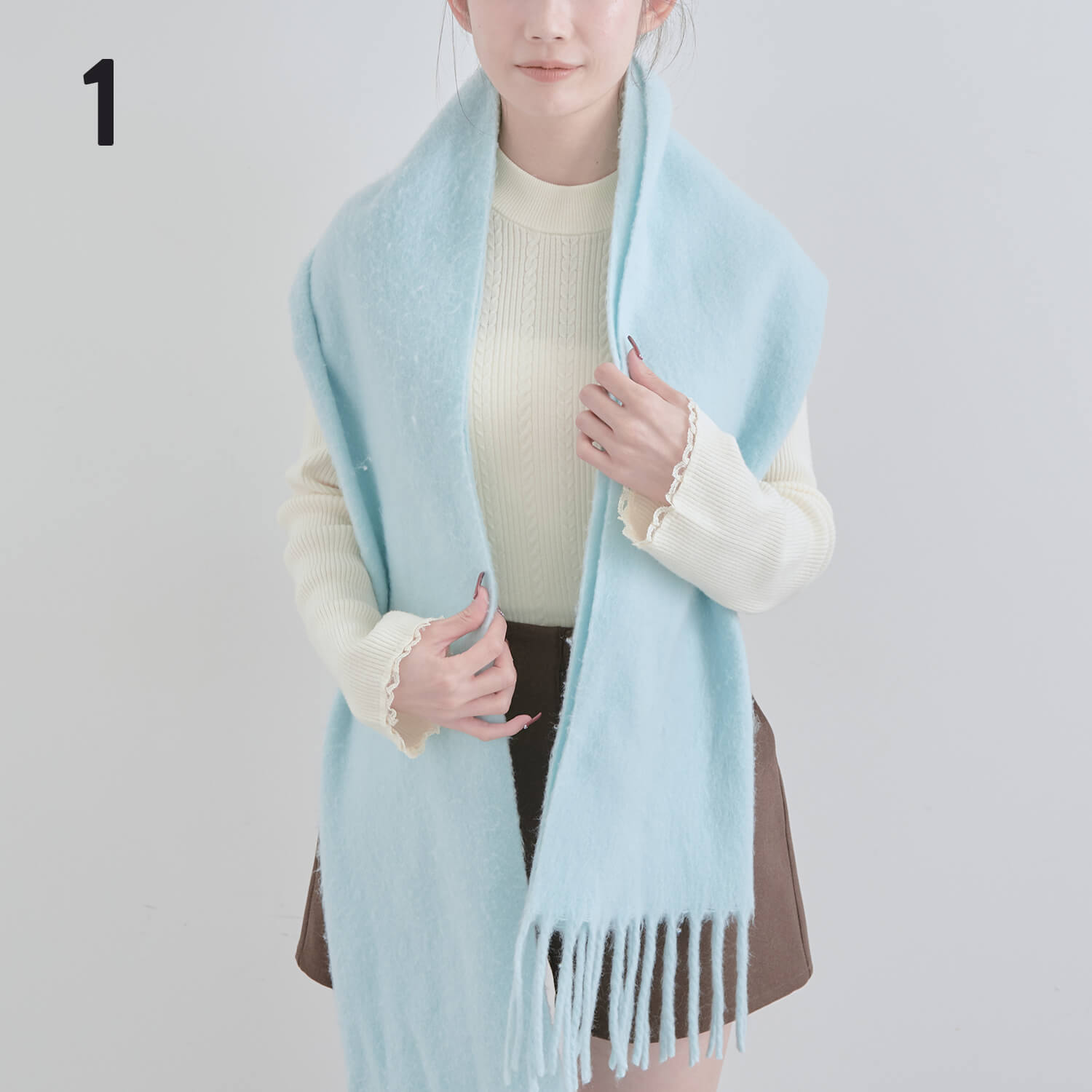 1）片側が長くなるように首にかける|マフラー巻き方