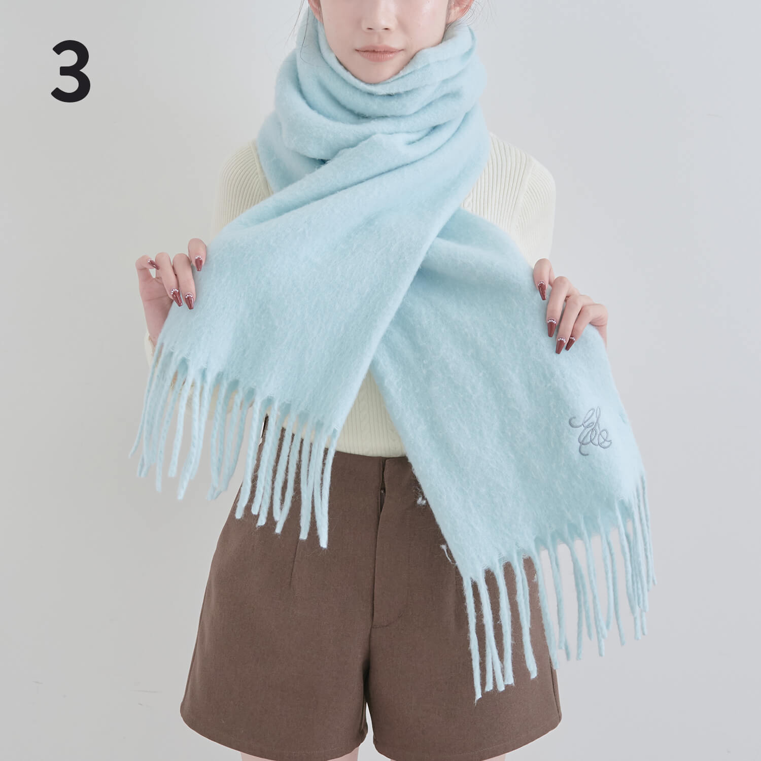 3）短い方が上になるようクロスさせる|マフラー巻き方