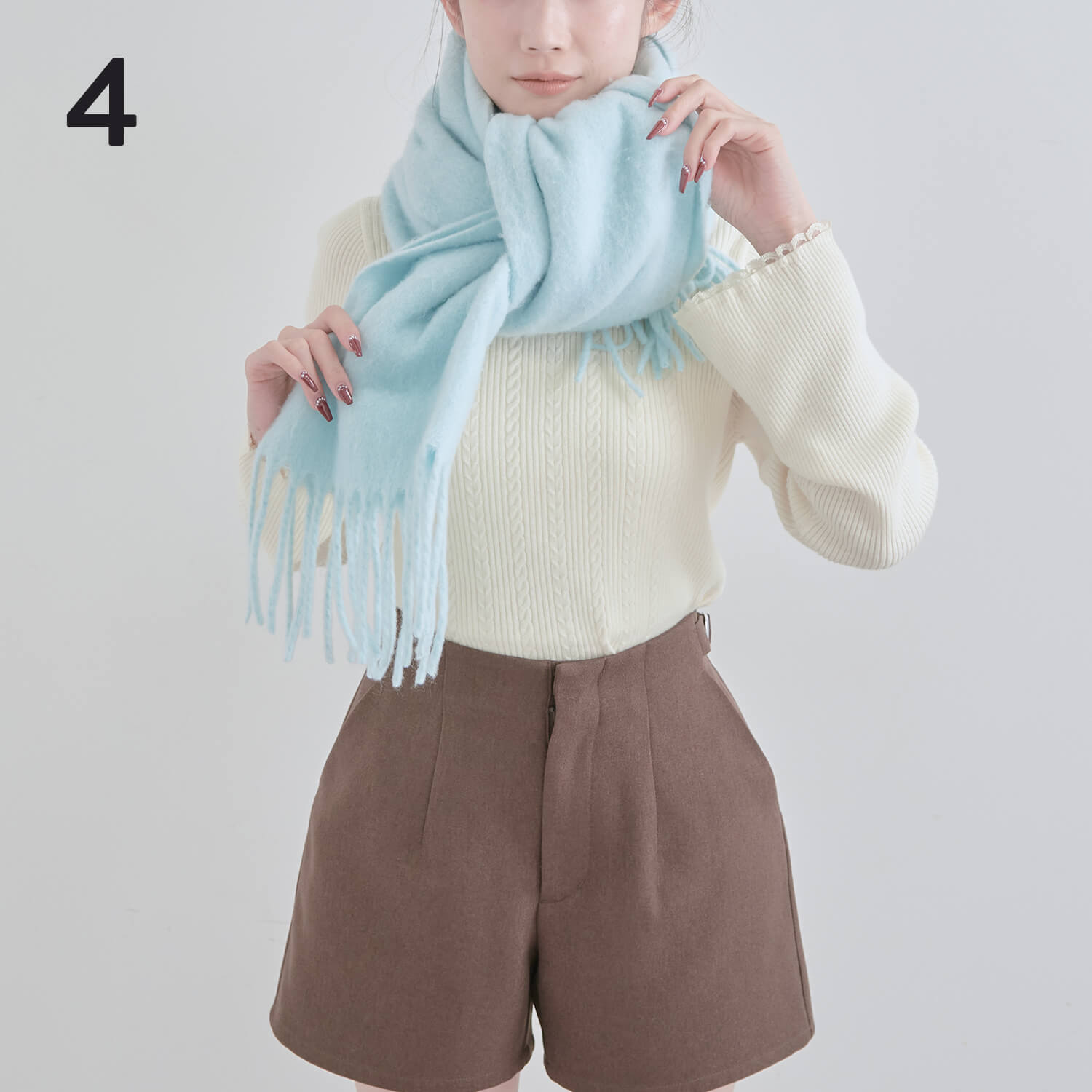  4）長い方の端を首元の輪っかに上から差し込みくぐらせる|マフラー巻き方