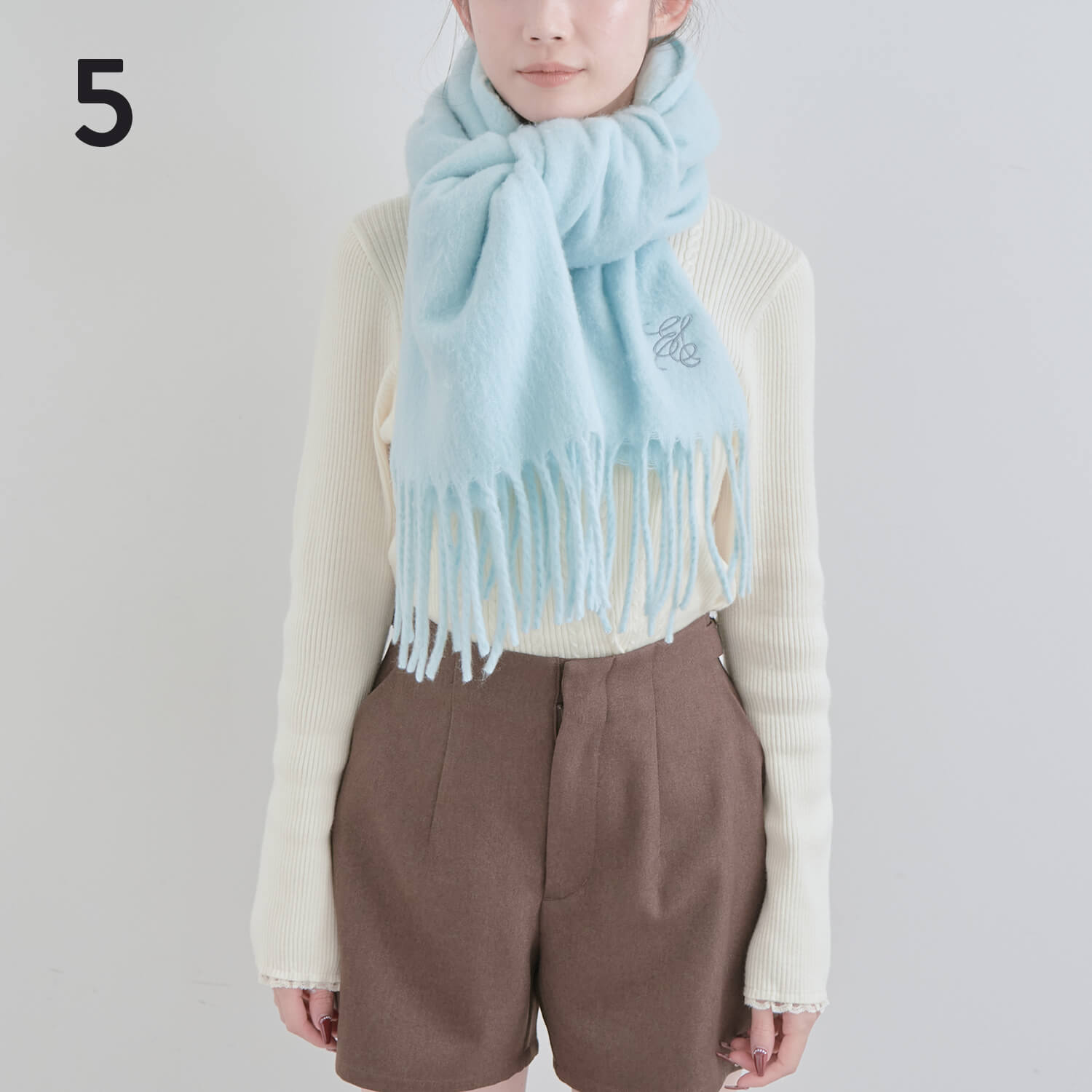 5）差し込んだマフラーの端を下から引き出し、バランスを整えたら完成|マフラー巻き方