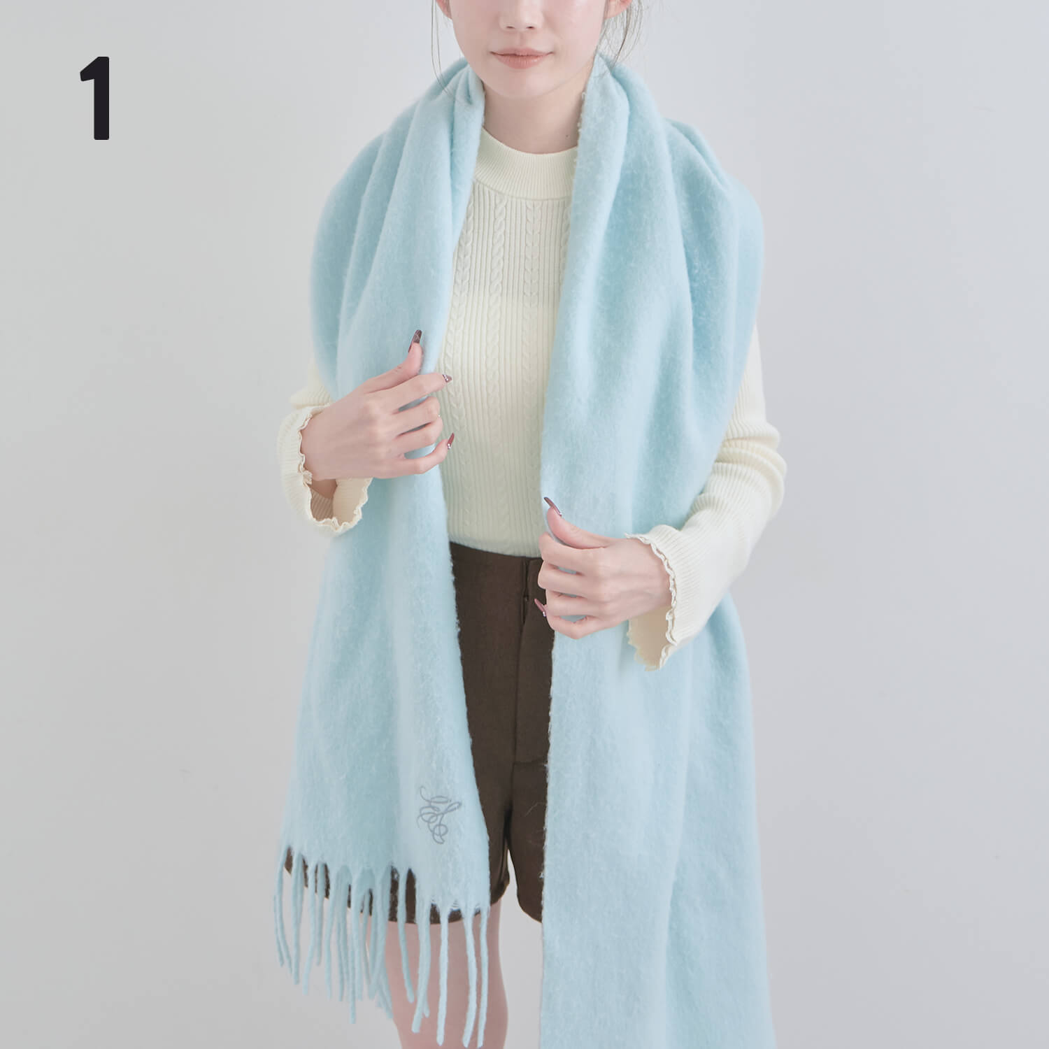 1）片方が長くなるよう首にかける|マフラー巻き方