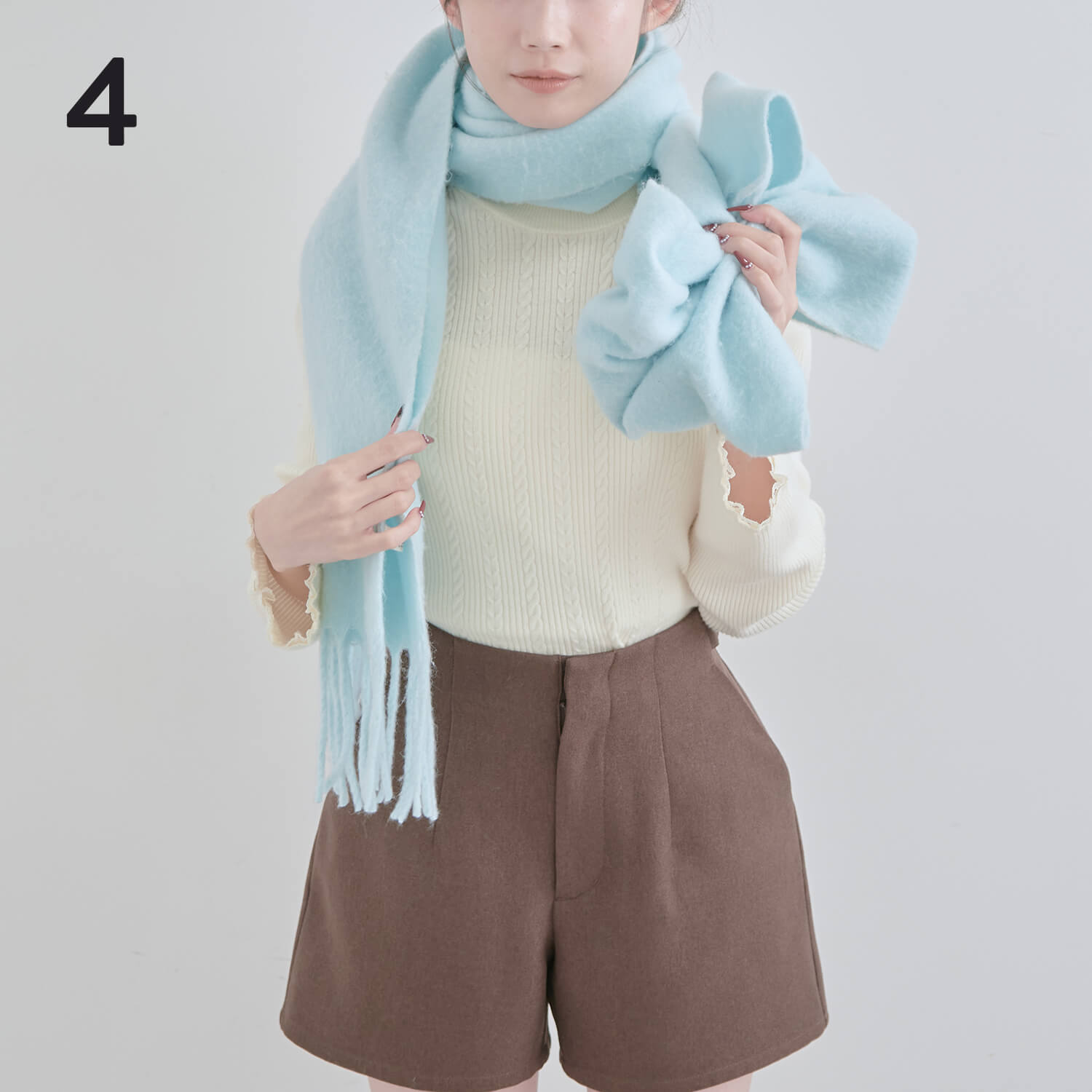  4）反対側の端を首に一周巻く|マフラー巻き方