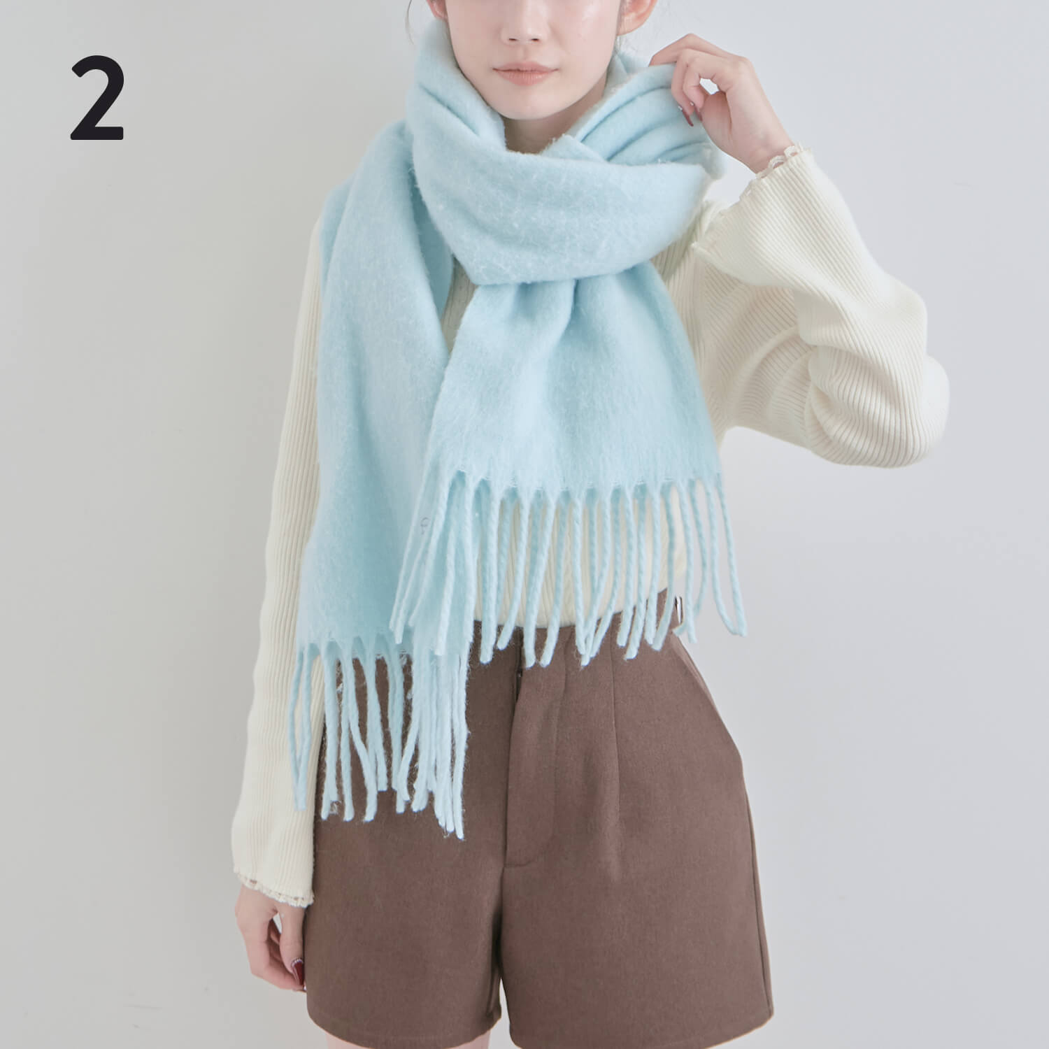 2）端を上から輪に通す|マフラー巻き方