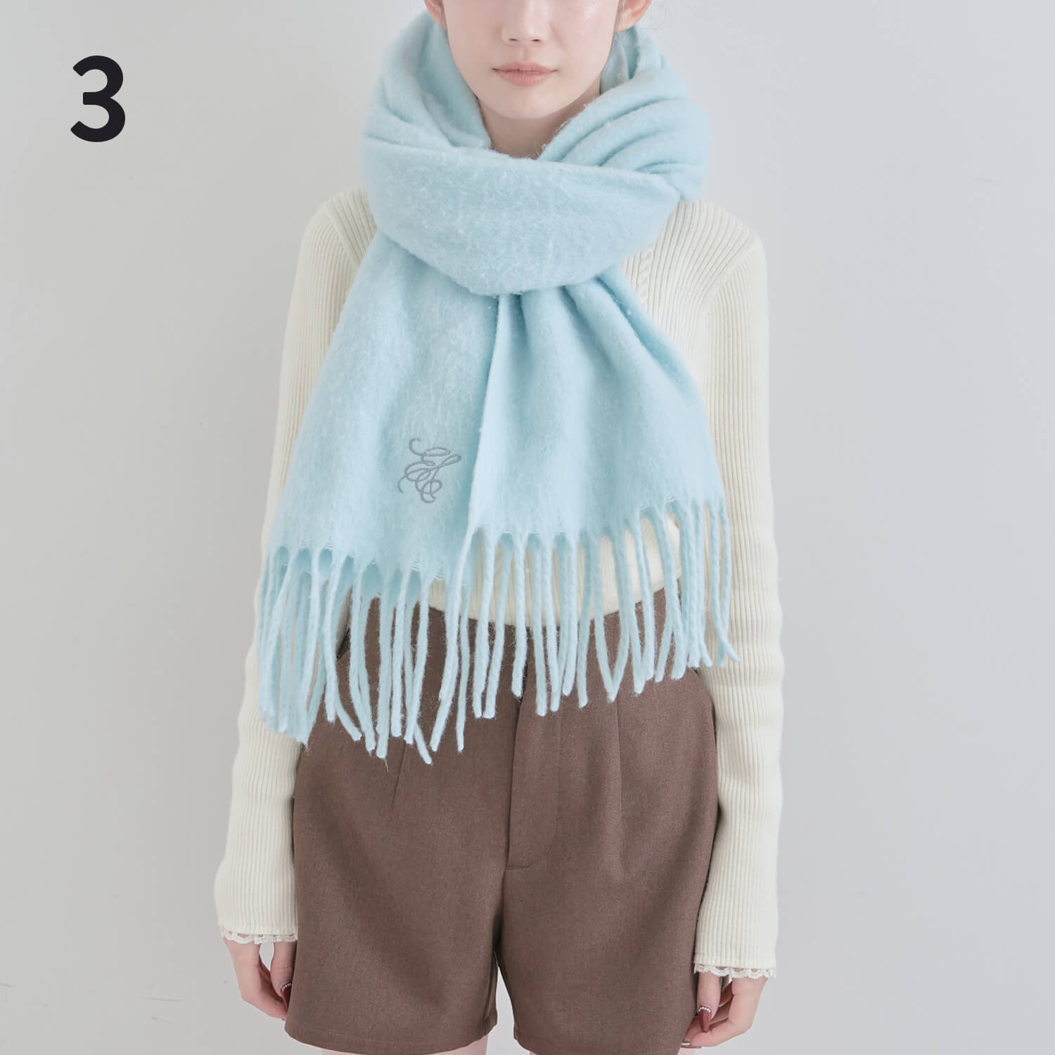 3）反対側も同様に上から輪に通す|マフラー巻き方