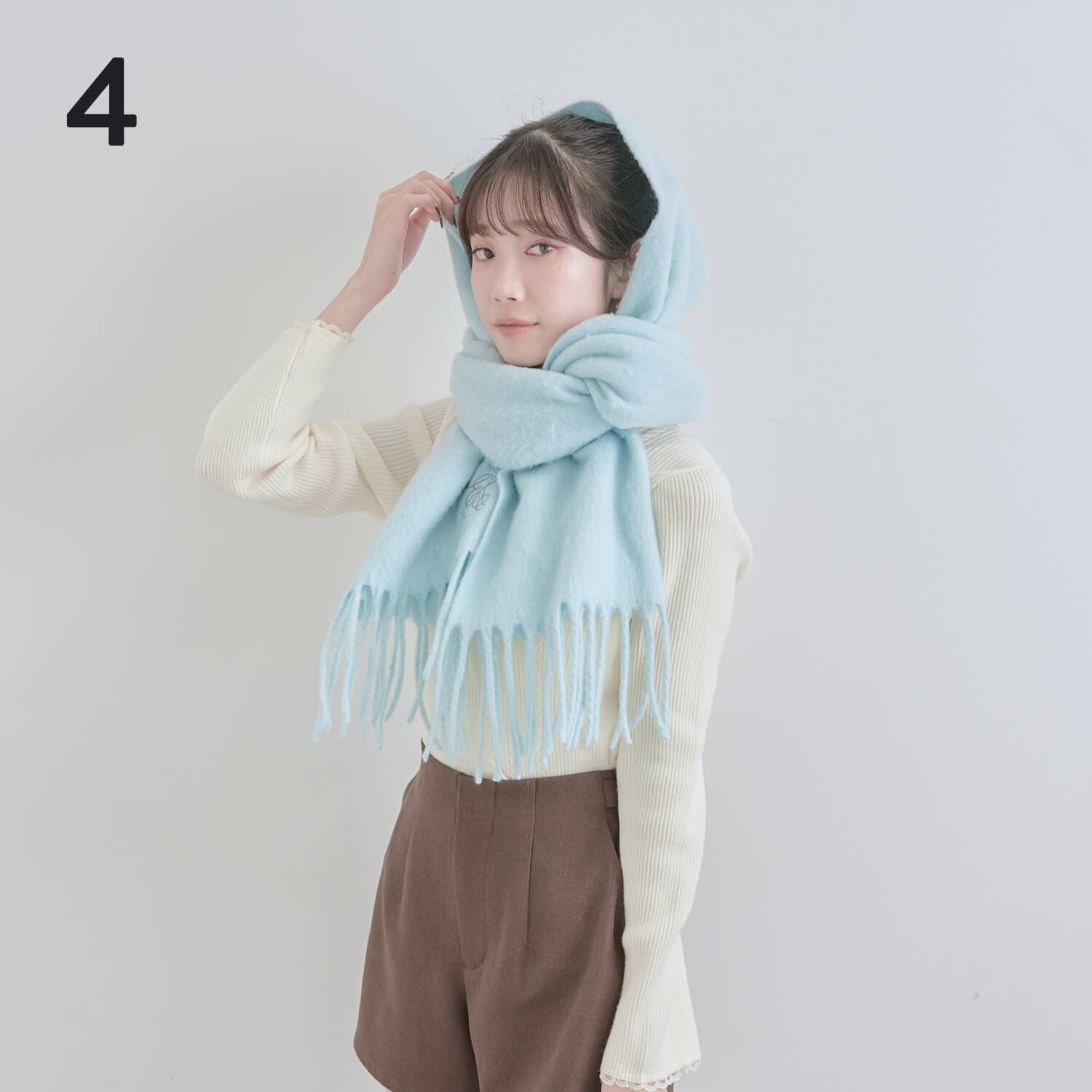  4）後ろで重なっている部分を広げて被る|マフラー巻き方