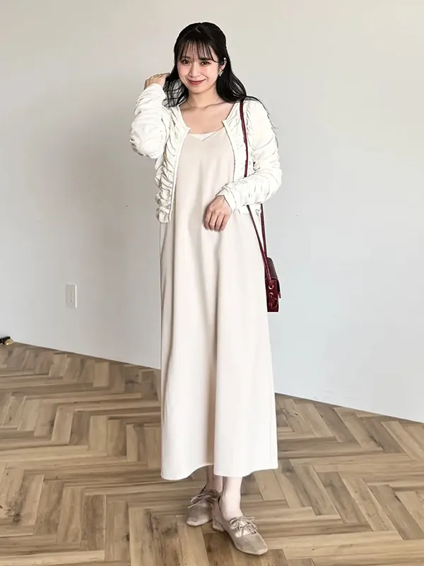 デートでも抜け目のない洒落感をつくるオールホワイトのキャミワンピコーデ | 春 夏 ワンピース コーデ