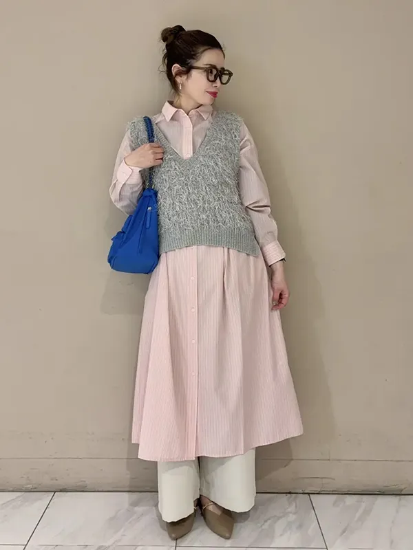 ベストとのカジュアルレイヤードで甘過ぎないピンクワンピースコーデ | 春 夏 ワンピース コーデ