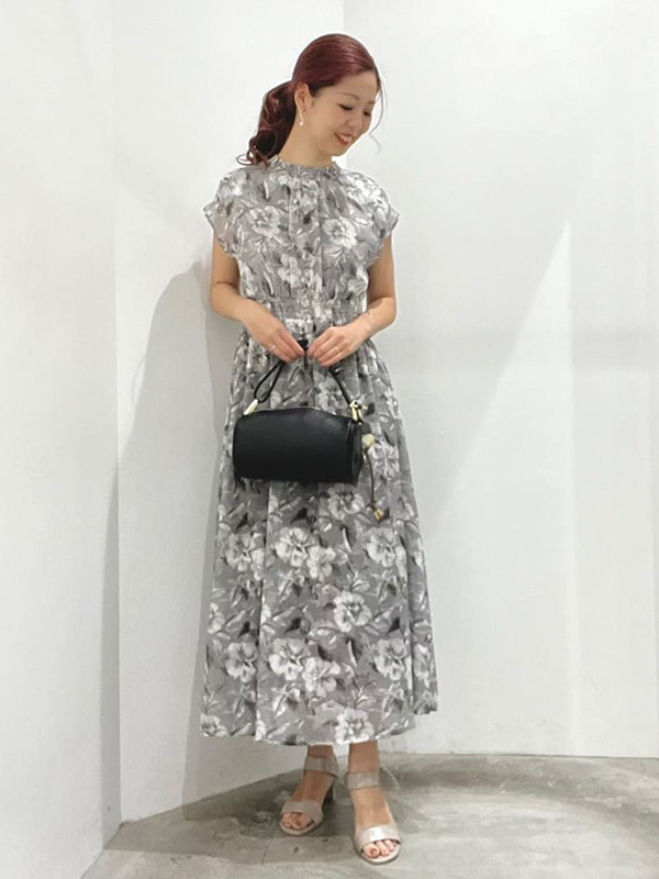 注目素材のシアージャガード花柄ワンピでお出かけスタイルをアップデート | ワンピース コーデ