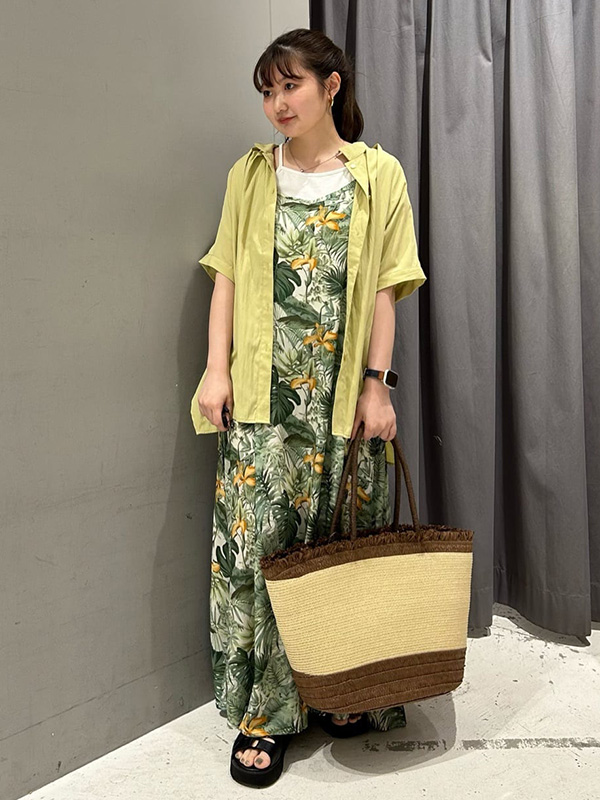 グリーン×ボタニカル柄ワンピースでつくるアーバンリゾートスタイル | ワンピース コーデ