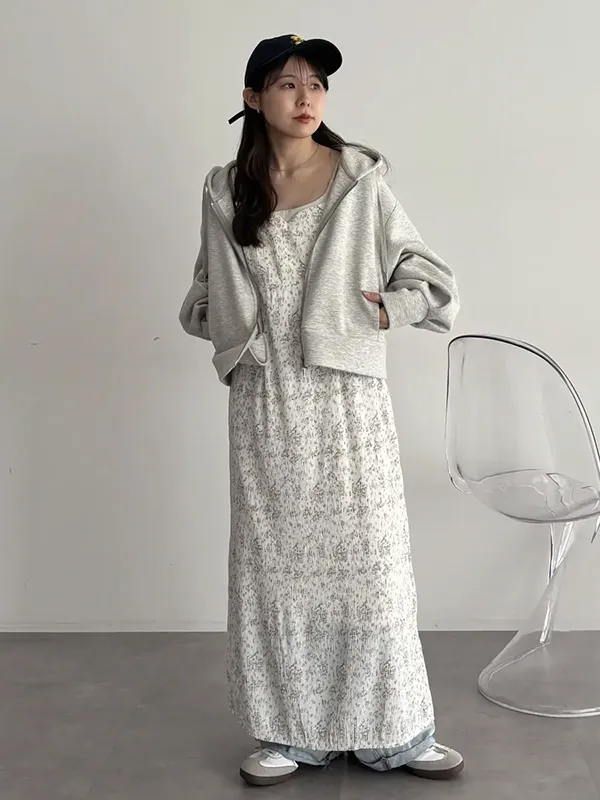 ガーリーなキャミワンピースはデニムやカジュアル小物合わせで抜け感アップ | 春 夏 ワンピース コーデ