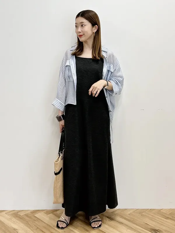 知的で上品なムードをキャミワンピースにプラスしてくれるシアーシャツ | 春 夏 ワンピース コーデ