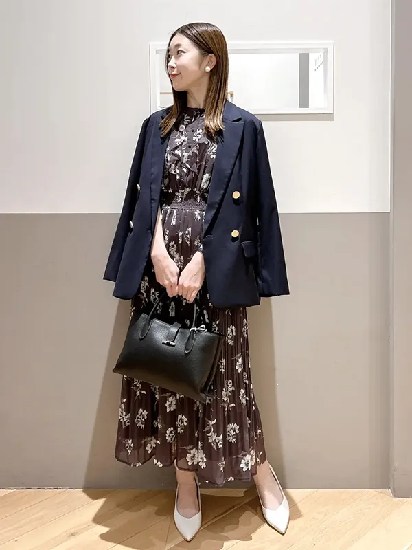シックなカラーワンピ×ネイビージャケットの鉄板通勤コーデ | 春 夏 ワンピース コーデ