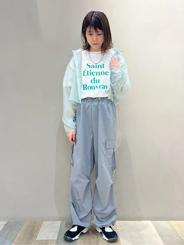 軽やかカラーでまとめた短丈シアーシャツのトレンドコーデ | シアーシャツ