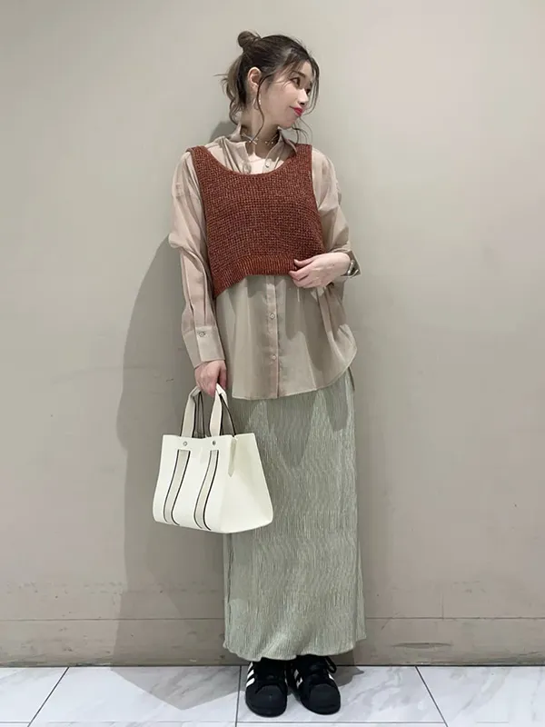 今っぽいアクセントを加えられる短丈ニットベストのレイヤード | シアーシャツ