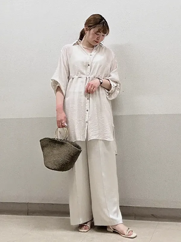 同系色+スクエアネックタンクトップでナチュラルきれいなシアーシャツコーデに | 春 夏 シアーシャツ コーデ