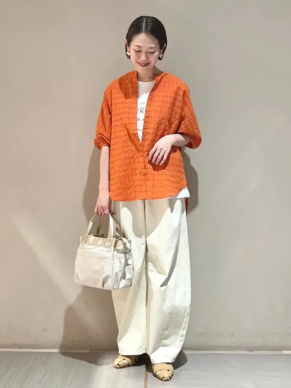 夏ムード満点のオレンジカラー&涼しげチェックシアーシャツの大人カジュアル | 春 夏 シアーシャツ コーデ