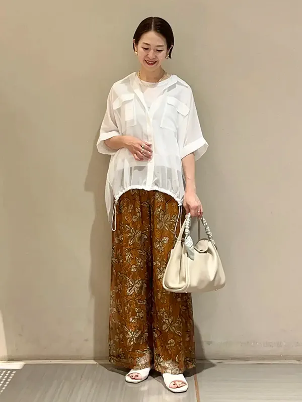 ① ほどよい透け感で涼しげ「シアーシャツ」 ｜【2026年最新】大人女子のシャツコーデ15選｜ストライプクラブ
