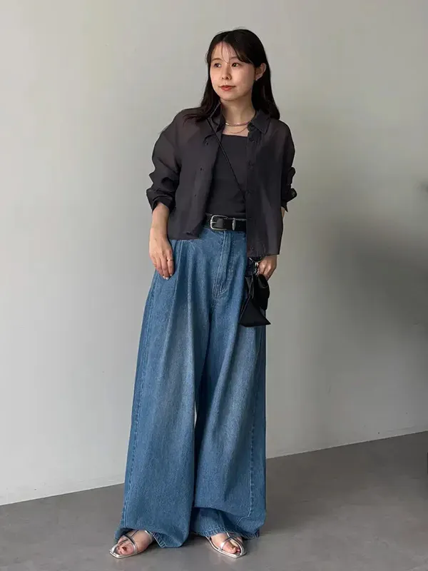 ② スタイルアップが叶う「ショート丈シャツ」 ｜【2026年最新】大人女子のシャツコーデ15選｜ストライプクラブ