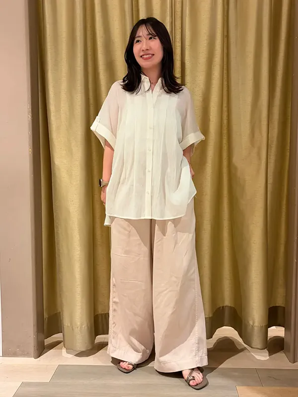 ③ 1枚でも羽織りでも万能「オーバーサイズシャツ」 ｜【2026年最新】大人女子のシャツコーデ15選｜ストライプクラブ