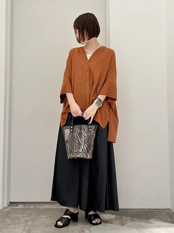 秋色のゆるめシルエットシャツでシーズンムード演出と体型カバーを両立 ｜【2026年最新】大人女子のシャツコーデ15選｜ストライプクラブ