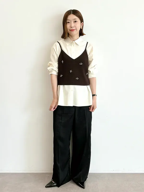 今から秋まで着回しできるシャツ×ビスチェの洒落感レイヤード ｜【2026年最新】大人女子のシャツコーデ15選｜ストライプクラブ