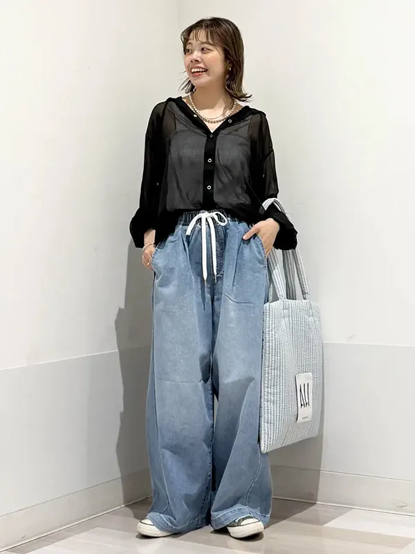 タンクトップ×シアーシャツの涼感レイヤードで快適におしゃれを楽しむ ｜【2026年最新】大人女子のシャツコーデ15選｜ストライプクラブ