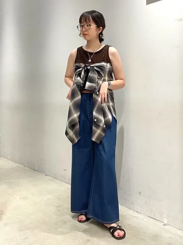 晩夏にぴったりの深めカラー＆柄シャツのアレンジコーデで秋を先取り ｜【2026年最新】大人女子のシャツコーデ15選｜ストライプクラブ