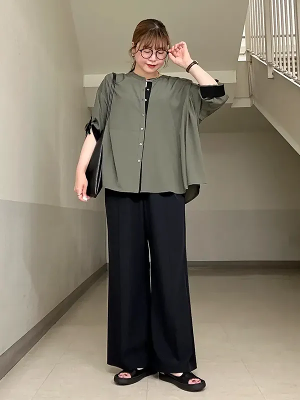 通勤スタイルにも活躍してくれるシックなきれいめシャツコーデ ｜【2026年最新】大人女子のシャツコーデ15選｜ストライプクラブ