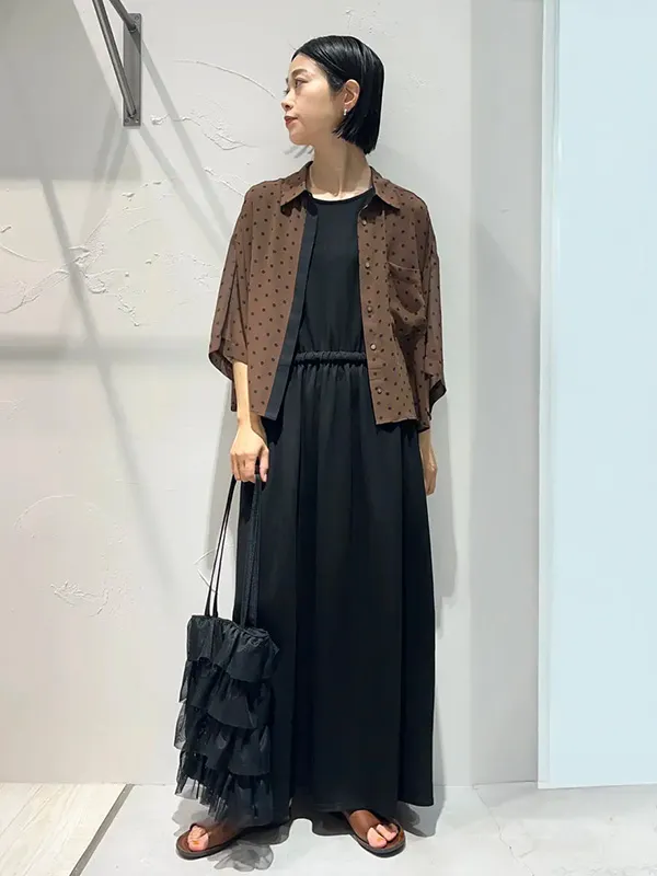 リラクシーな冷感ワンピースにドット柄シャツをプラスしてお出かけ仕様に ｜【2026年最新】大人女子のシャツコーデ15選｜ストライプクラブ