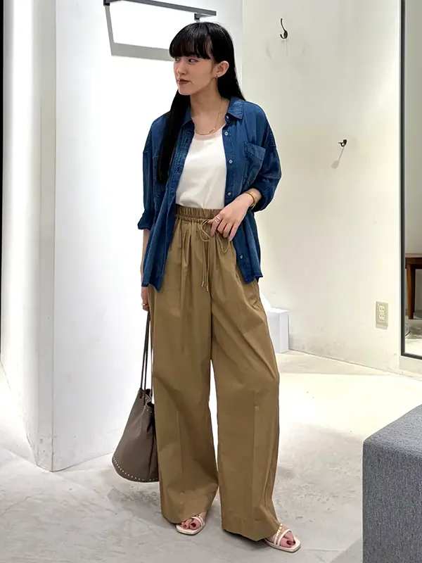 きれいめシルエットとカジュアル素材でこなれる大人なシャツ×パンツコーデ ｜【2026年最新】大人女子のシャツコーデ15選｜ストライプクラブ
