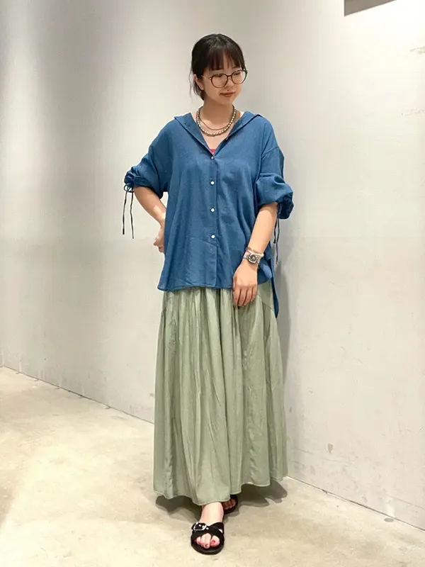 涼しさとフェミニンさを手に入れられるギャザーシャツ×フレアスカート ｜【2026年最新】大人女子のシャツコーデ15選｜ストライプクラブ