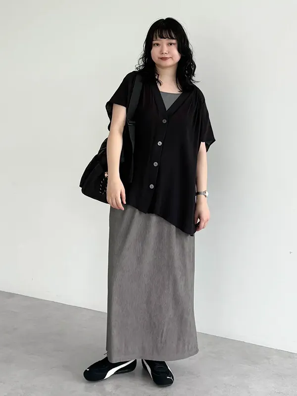 落ち感シャツとIラインスカートで究極のスタイルアップコーデが完成 ｜【2026年最新】大人女子のシャツコーデ15選｜ストライプクラブ