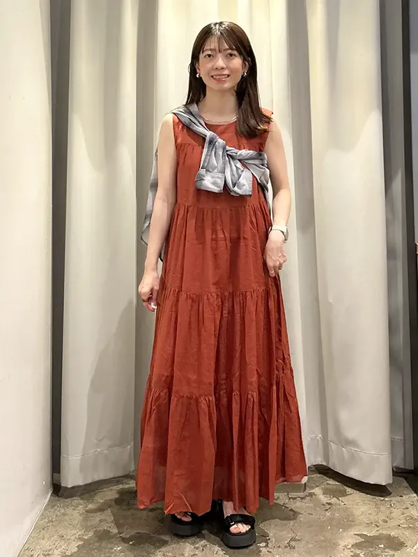 チェックシャツのたすき掛けでシーズンムードのある着映えワンピーススタイル ｜【2026年最新】大人女子のシャツコーデ15選｜ストライプクラブ