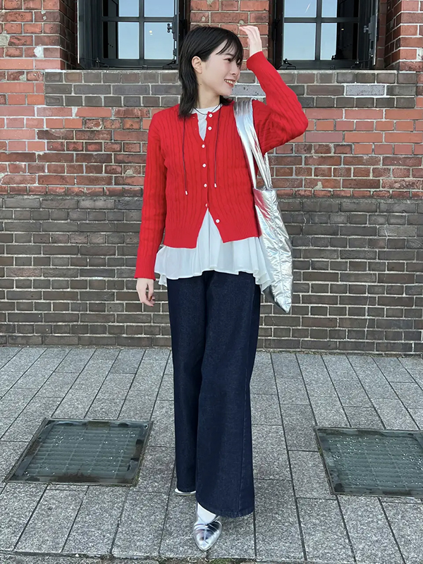 レッドのカーデをデニムで受け止めフレンチシックなカジュアルコーデへ | レディースコーデ 服装