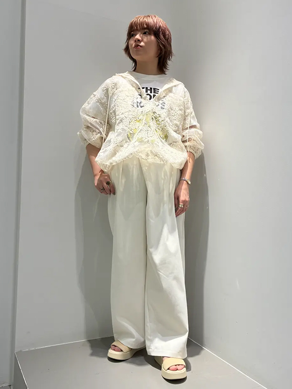 春トライしたいオールホワイトコーデは異素材ミックスで新鮮に見せる | レディースコーデ 服装