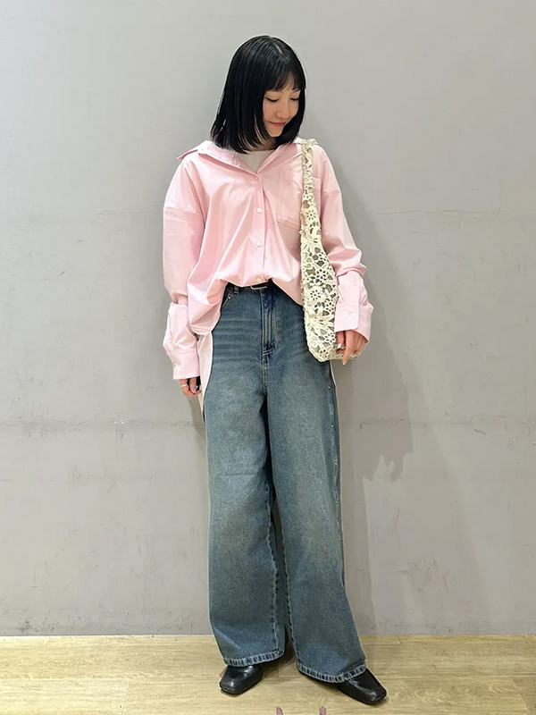 春らしさ全開のピンクは淡めカラーとシャツで大人カジュアルへと昇華 | レディースコーデ 服装
