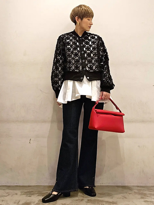 サムシングレッドのワンハンドルバッグがモノトーンコーデに上品に映える | レディースコーデ 服装