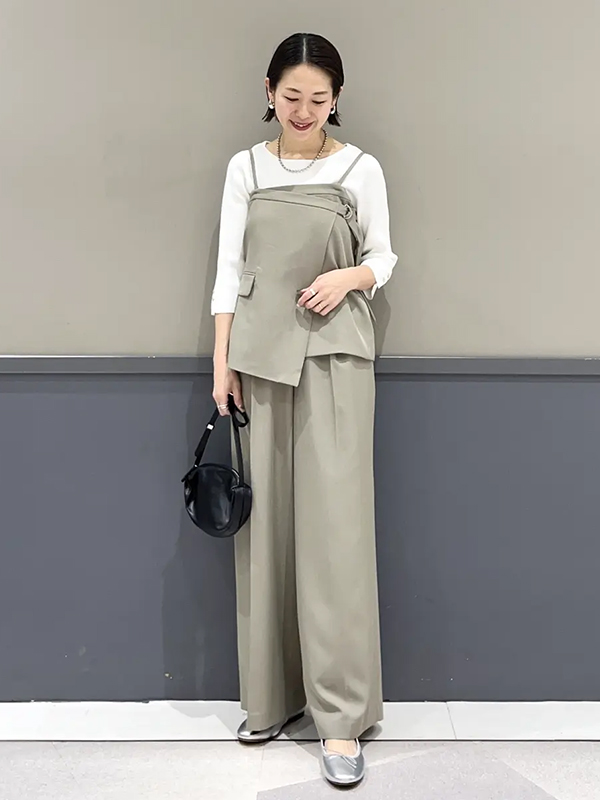 存在感ある佇まいでコーデの完成度を上げるシャイニーなバレエシューズ | レディースコーデ 服装