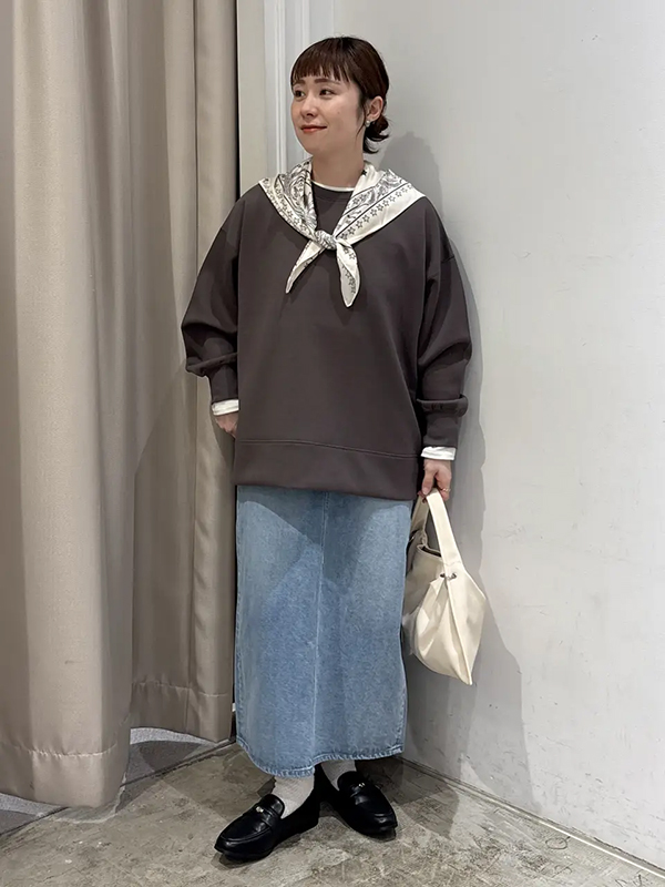 シンプルコーデをバンダナスカーフで華やかに簡単印象チェンジ | レディースコーデ 服装