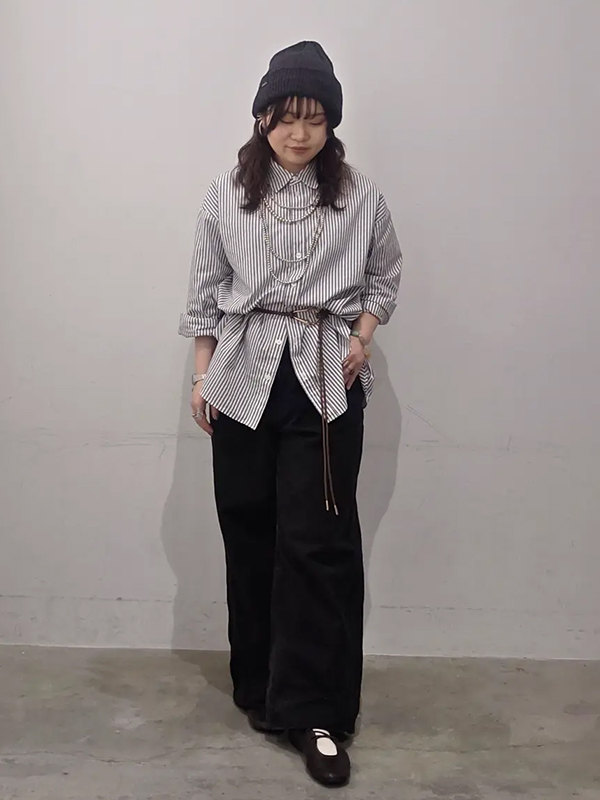 ベルトのウエストマークでオーバーサイズシャツをおしゃれにメリハリ見せ | レディースコーデ 服装