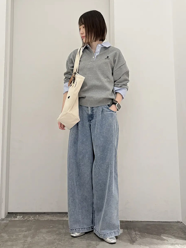 タック入りが今シーズンらしさをつくるワイドデニムのスポーティーカジュアル | レディースコーデ 服装