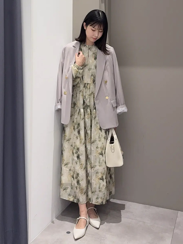 纏うだけで春を体現できる淡いカラーの上品花柄ワンピース | レディースコーデ 服装