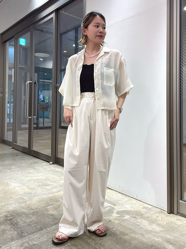 ホワイト×機能性アイテムで涼しくスタイリッシュに装うパンツルック | 夏コーデレディース