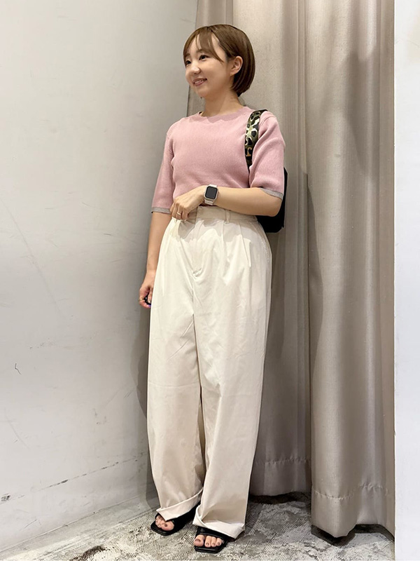 大人可愛いを実現するのに最適なピンクのサマーニット×パンツスタイル | 夏コーデレディース