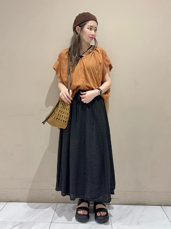 リラクシーなシルエットのコーデもブラウスを取り入れれば上品に装える | 夏コーデレディース