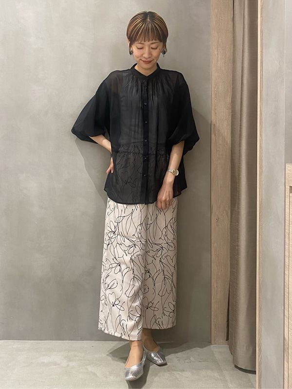 女性らしさ満点のシアーシャツでリラックスパンツをお出かけ仕様に | 夏コーデレディース