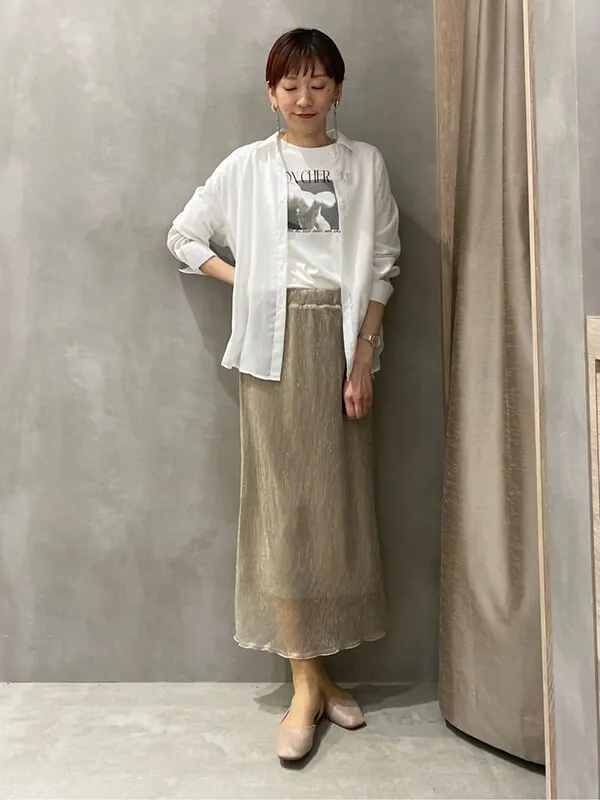 モノクロフォトTを柔らか素材とワントーンコーデで大人フェミニンに昇華 | Tシャツ コーデ